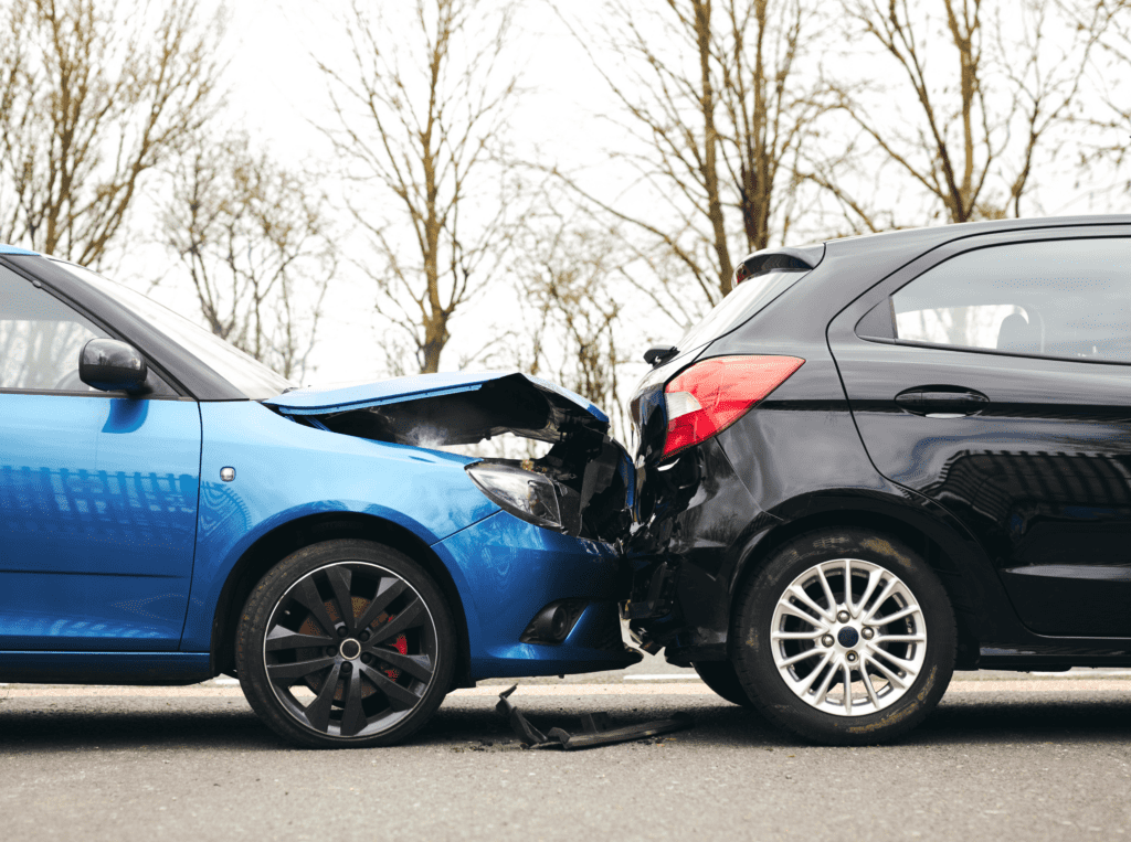 Unfallgutachten Hamburg – beschädigte Fahrzeugfront nach Unfall